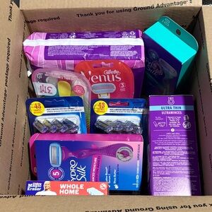 Gillette Venus Hydro Silk Razor & Feminine Care Bundle - Pink & Purple